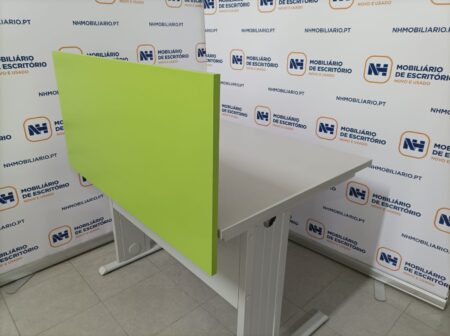 SEPARADORES DE MESAS / SECRETÁRIAS 1000 e/ou 1630 - MELAMINA VERDE (Ref. 10400)