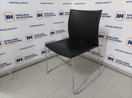 CADEIRAS DE VISITA / REUNIÃO E/OU CONFERÊNCIA VARÃO TRENÓ - PELE SINT. PRETA / CROMADO - Image 2