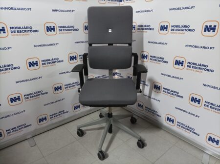 CADEIRA DIREÇÃO "STEELCASE: Modelo PLEASE" (S/ ENCOSTO CABEÇA) - TECIDO CINZA / ALUMÍNIO