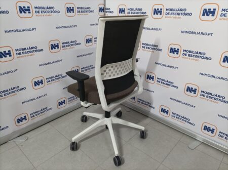 CADEIRAS DE ESCRITÓRIO ID "ACTIU - STAY" - COSTA REDE - TECIDO CASTANHO / BRANCO - Image 4