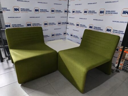 CONJUNTO 02 SOFÁS DE SALA DE ESPERA ID "ACTIU - SHEY" C/ MESA DE CANTO - TECIDO VERDE - Image 2