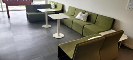 CONJUNTO 02 SOFÁS DE SALA DE ESPERA ID "ACTIU - SHEY" C/ MESA DE CANTO - TECIDO VERDE