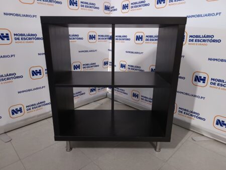 ESTANTES CUBO 4 ESPAÇOS – AGLOM PRETO/CASTANHO / CROMADO