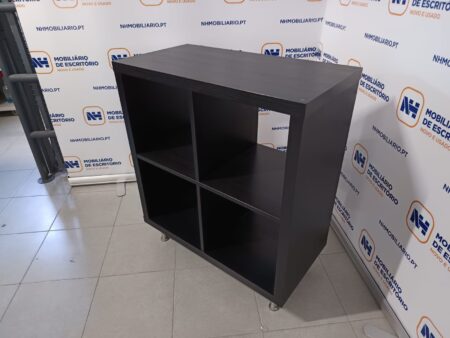 ESTANTES CUBO 4 ESPAÇOS – AGLOM PRETO/CASTANHO / CROMADO - Image 2