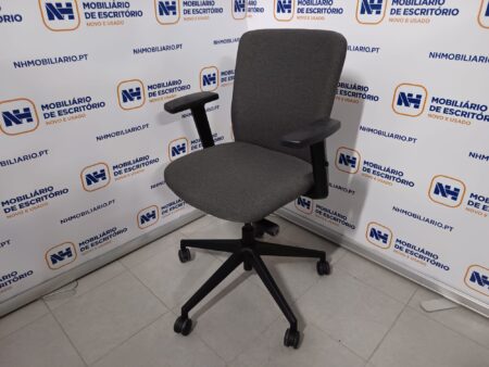 CADEIRAS DE ESCRITÓRIO C/ RODAS + BRAÇOS REGULÁVEIS – TECIDO CINZENTO-ESCURO