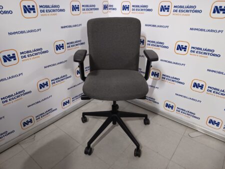 CADEIRAS DE ESCRITÓRIO C/ RODAS + BRAÇOS REGULÁVEIS – TECIDO CINZENTO-ESCURO - Image 2