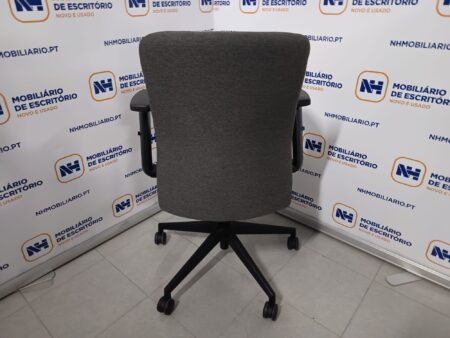 CADEIRAS DE ESCRITÓRIO C/ RODAS + BRAÇOS REGULÁVEIS – TECIDO CINZENTO-ESCURO - Image 3