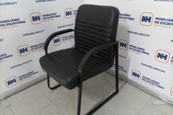 CADEIRAS DE VISITA / REUNIÕES BASE TRENÓ C/ BRAÇOS - PELE PRETA / PRETO