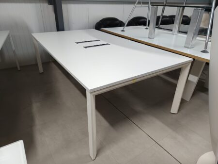 MESAS DE REUNIÃO RETANGULARES 2200x1200 (C/ CAIXA ELETRIFICADA) - ML BRANCO / BRANCO