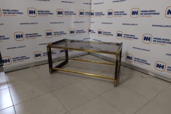 MESA DE CENTRO 850x480 - VIDRO / DOURADO / MDF CASTANHO