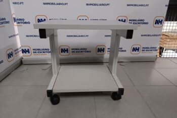 MESA DE APOIO C/ RODAS 500x400 - CINZA