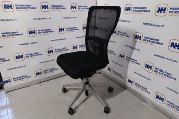 CADEIRA DE ESCRITÓRIO ID "HAWORTH" S/ BRAÇOS - COSTA REDE - TECIDO PRETO / ALUMÍNIO POLIDO